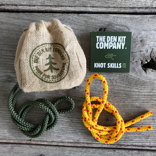 Knots Skills Mini Kit contents: polypropylene cordage, essential knots guide & natural hessian bag.