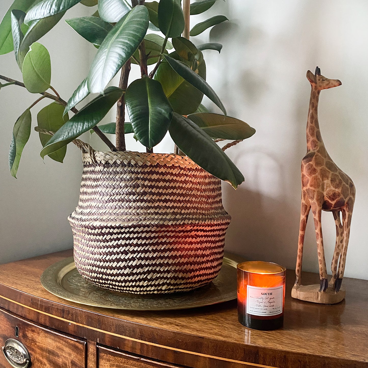 Eco-friendly South scented candle in black tube packaging