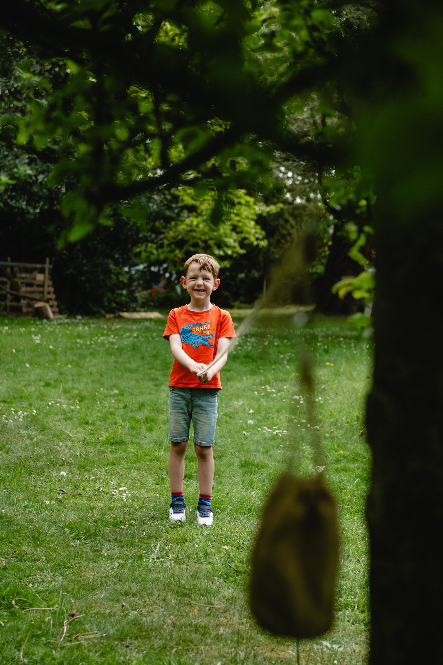 Mini Pulley Kit with carabiner, pulley, rope, and illustrated guide, packed in natural jute drawstring bag for hands-on STEM play.