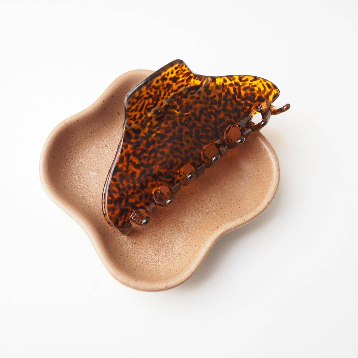 Detail of the high-quality Missy Hair Claw in Marmite