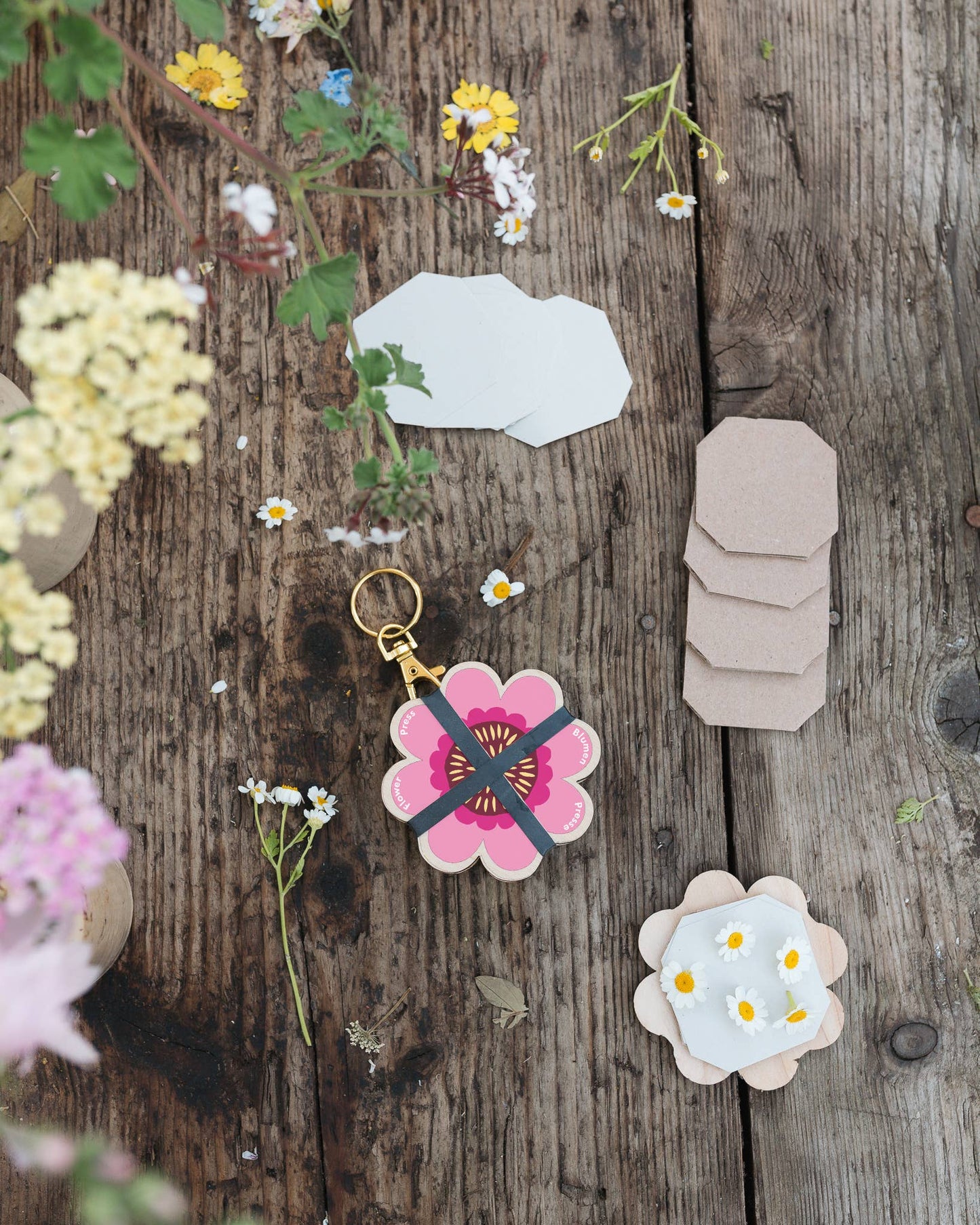 Keyring flower press with pink and blue designs by Studio Wald, compact and sustainably made.