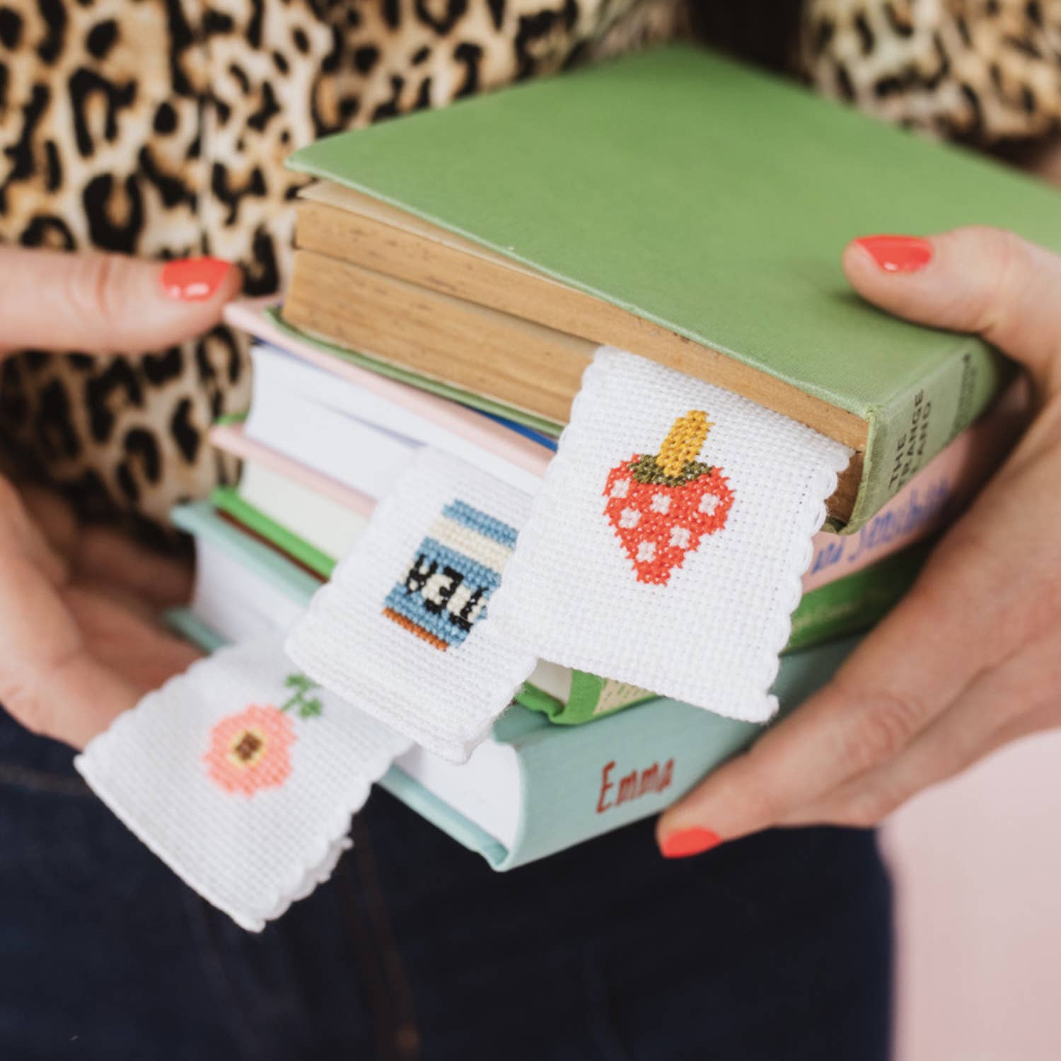 Cross stitch kit instructions and blunt needle for beginners