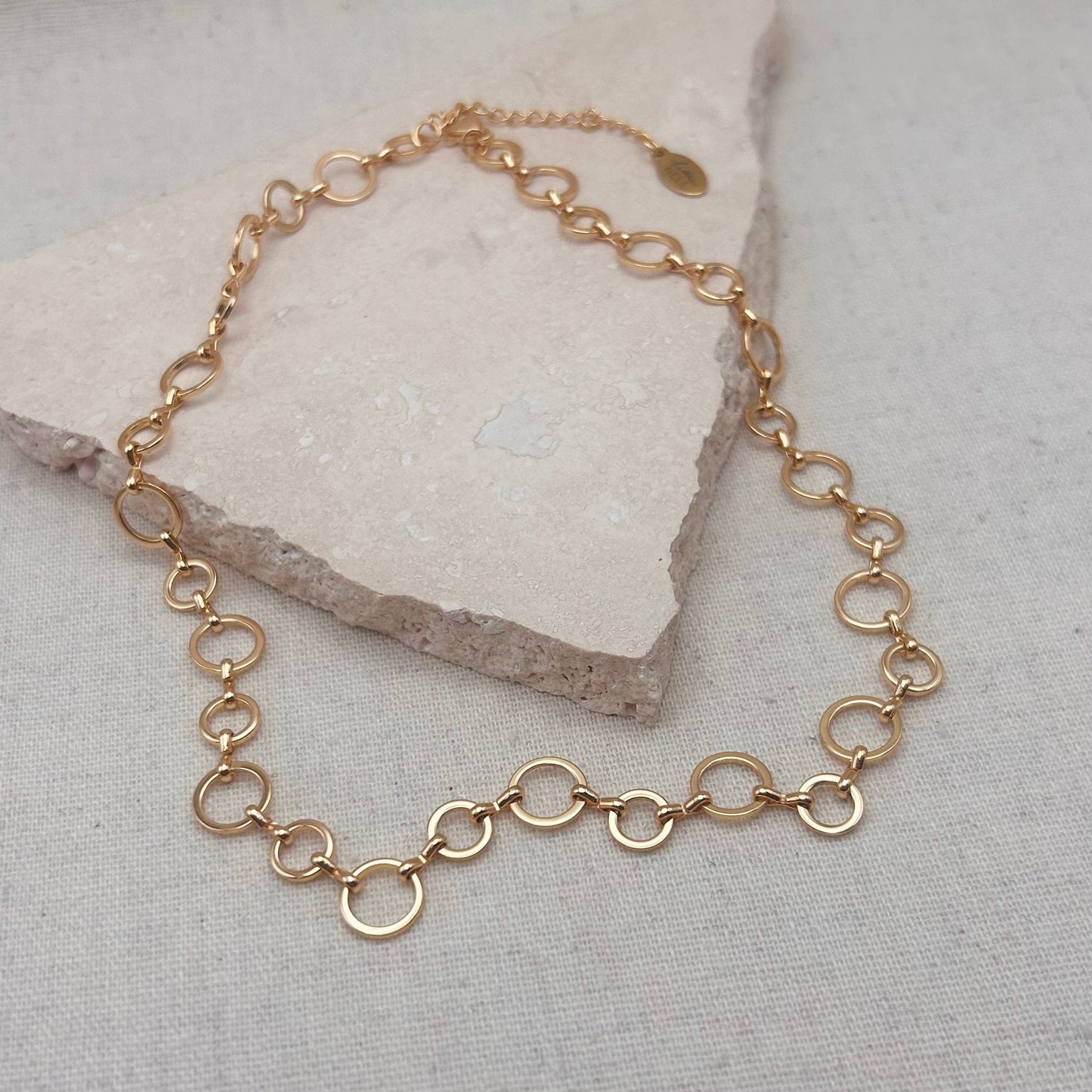 Little Nell gold-plated retro circle chain necklace, adjustable and tarnish-resistant