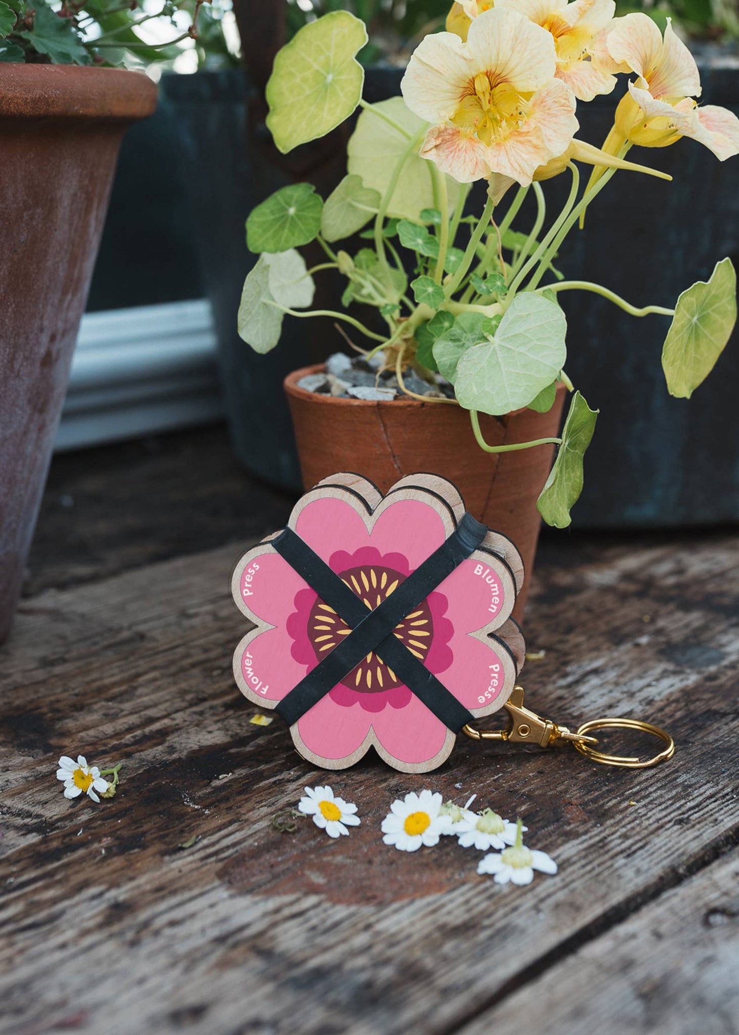 Keyring flower press with pink and blue designs by Studio Wald, compact and sustainably made.