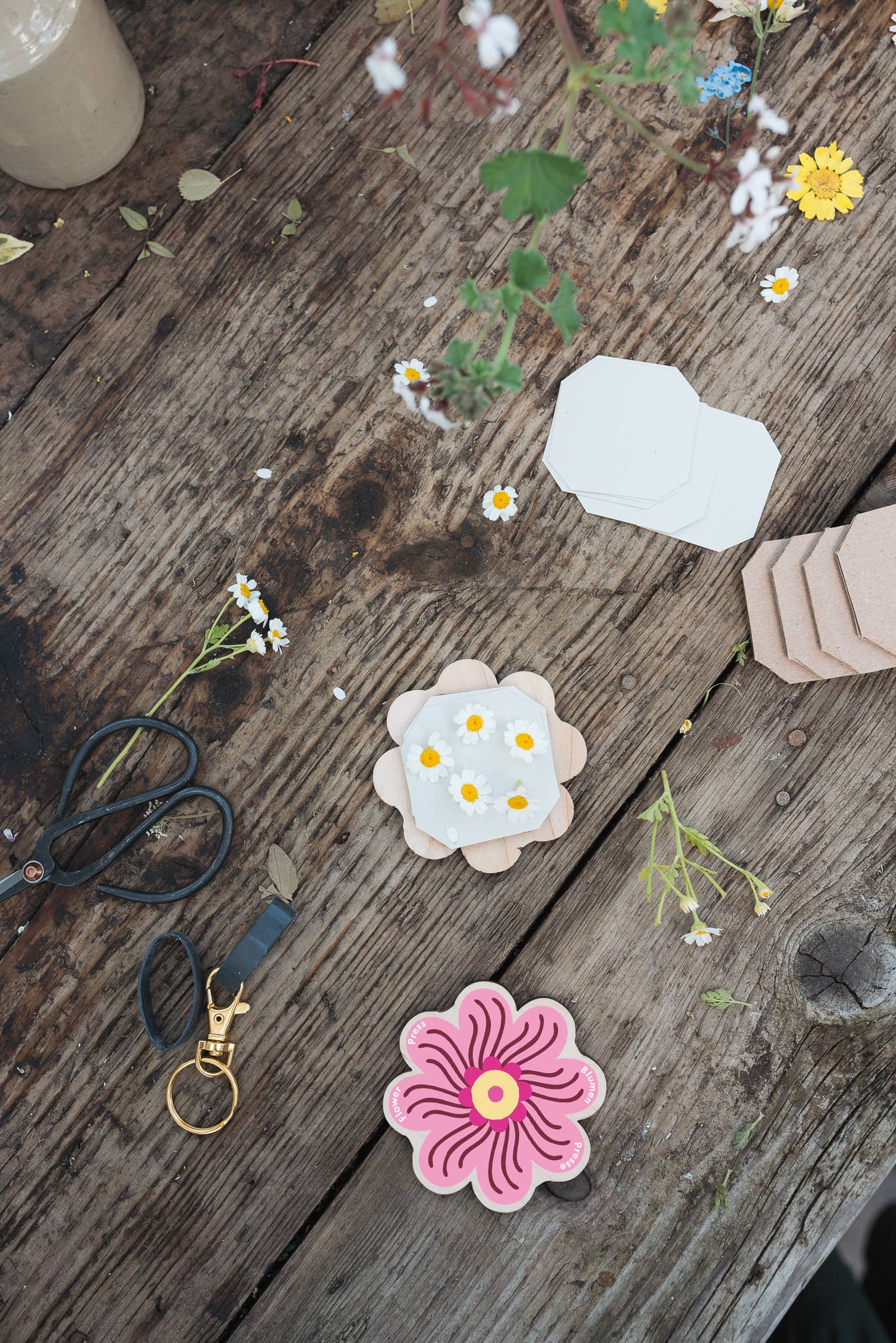 Keyring flower press with pink and blue designs by Studio Wald, compact and sustainably made.