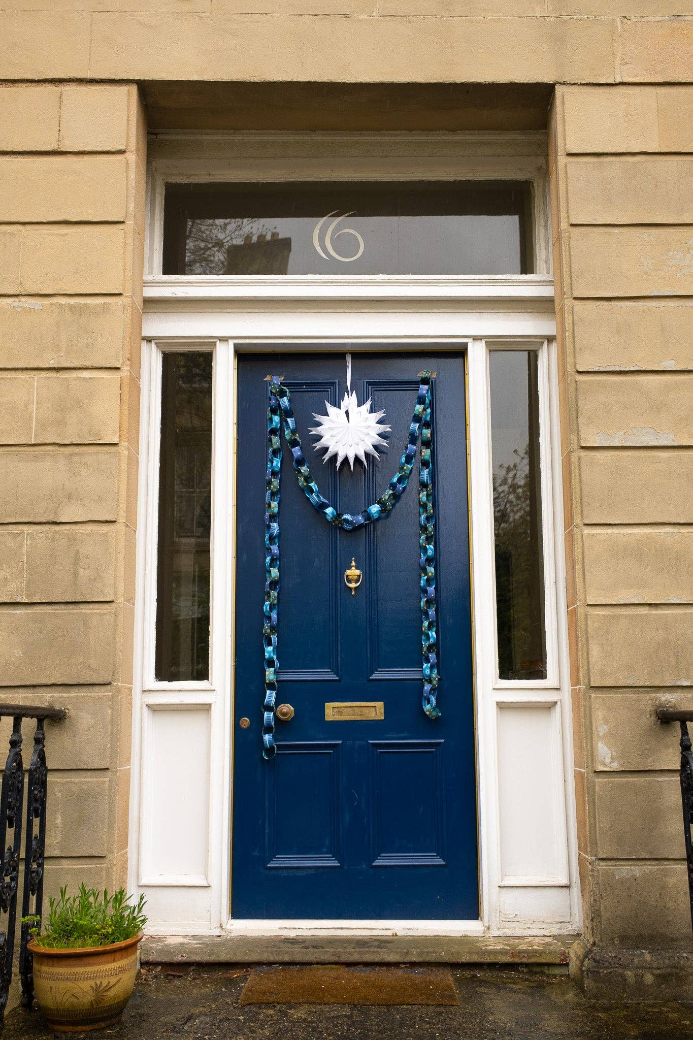 Step-by-step image: securing a paper chain loop with a staple