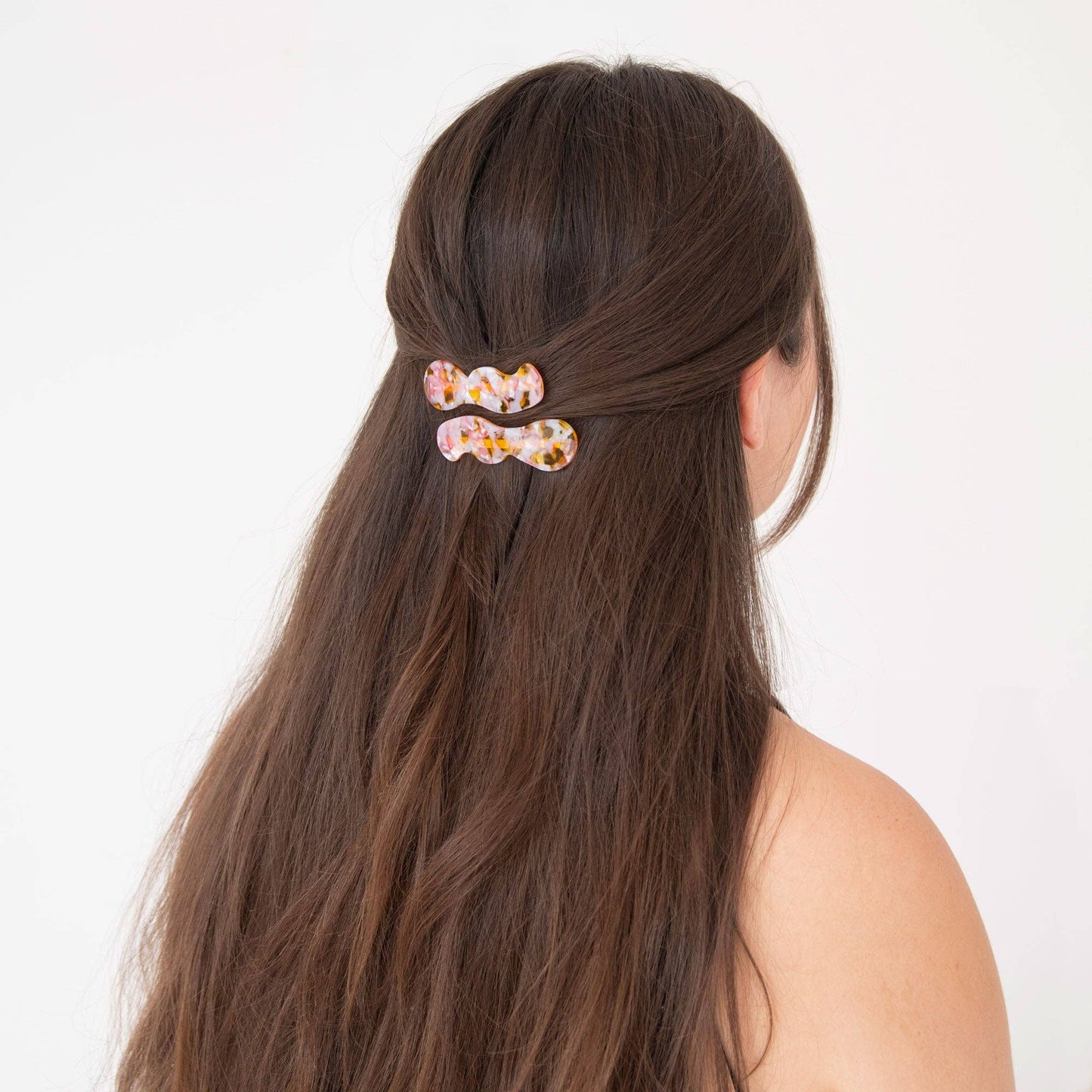 Speckled hair accessory detail
