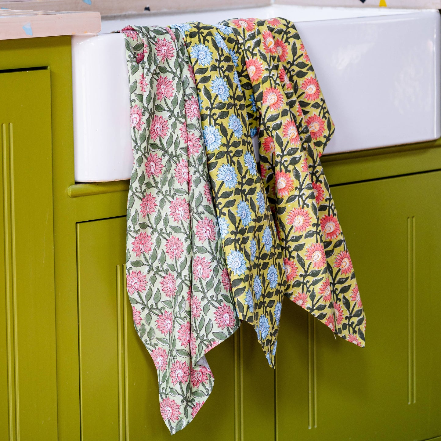 Sustainable cotton tea towel with loop hook