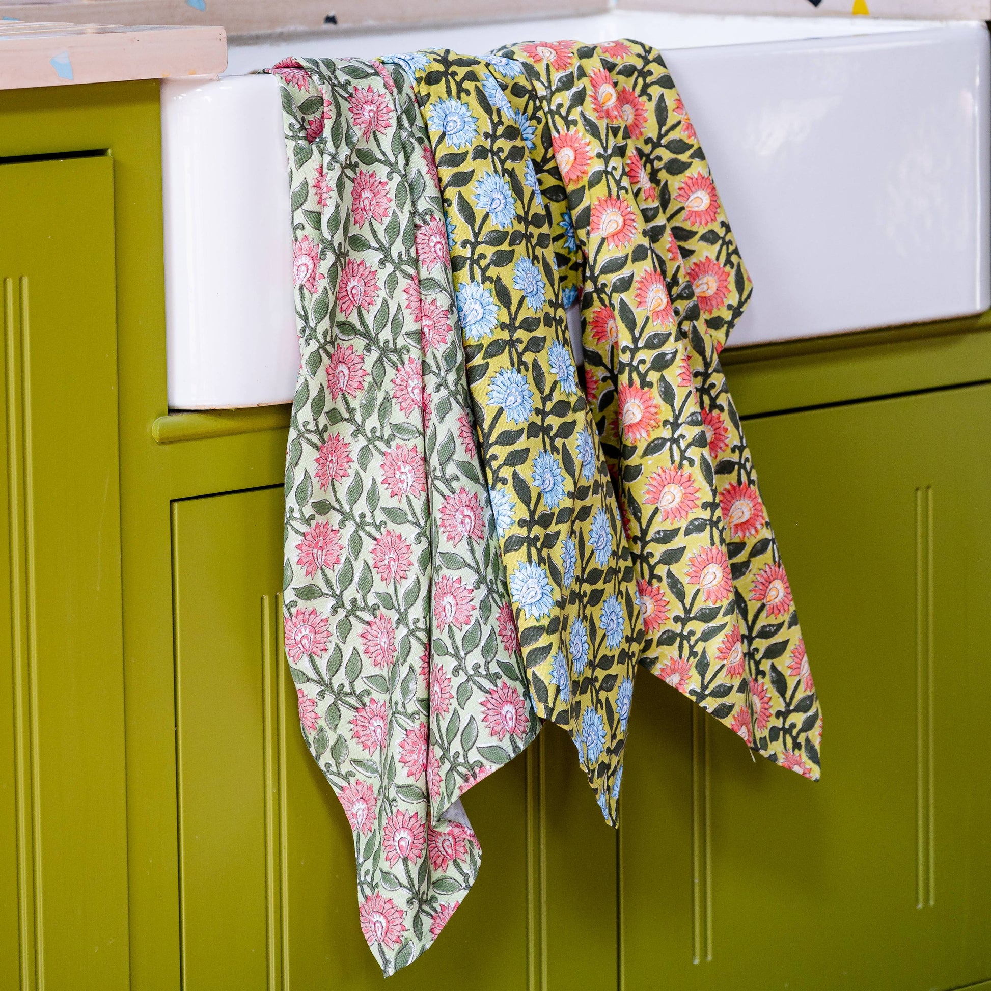 Sustainable cotton tea towel with loop hook