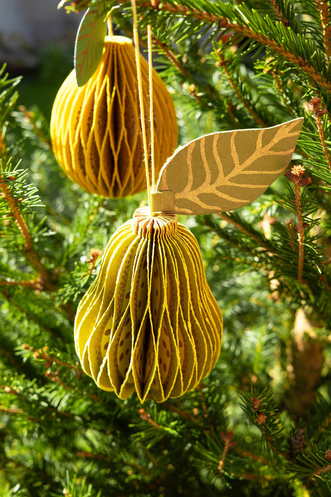 Process of unfolding the recycled cotton paper pear honeycomb ornament
