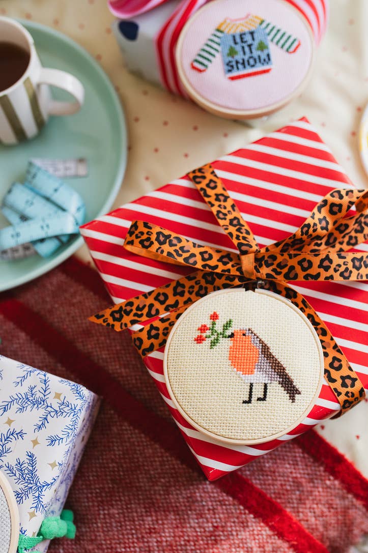 Backing disc and assembly of the cross stitch kit