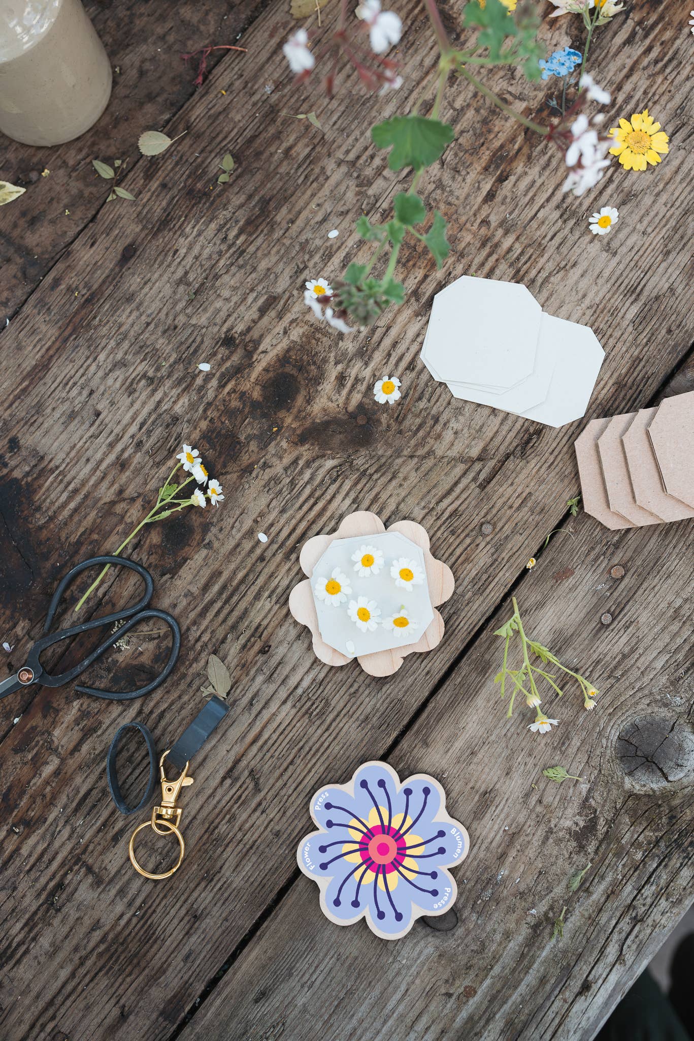 Keyring flower press with pink and blue designs by Studio Wald, compact and sustainably made.