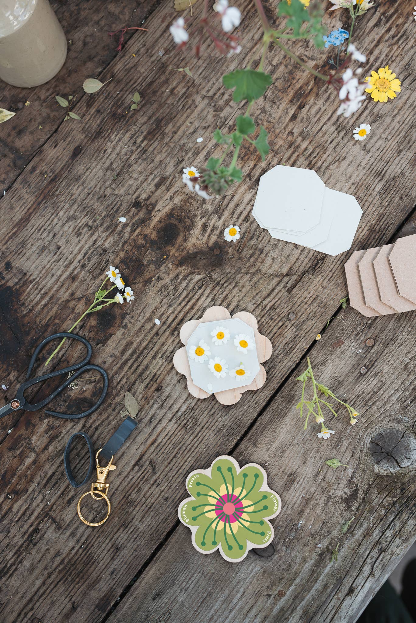 Keyring flower press with silicone bands and brass clasp
