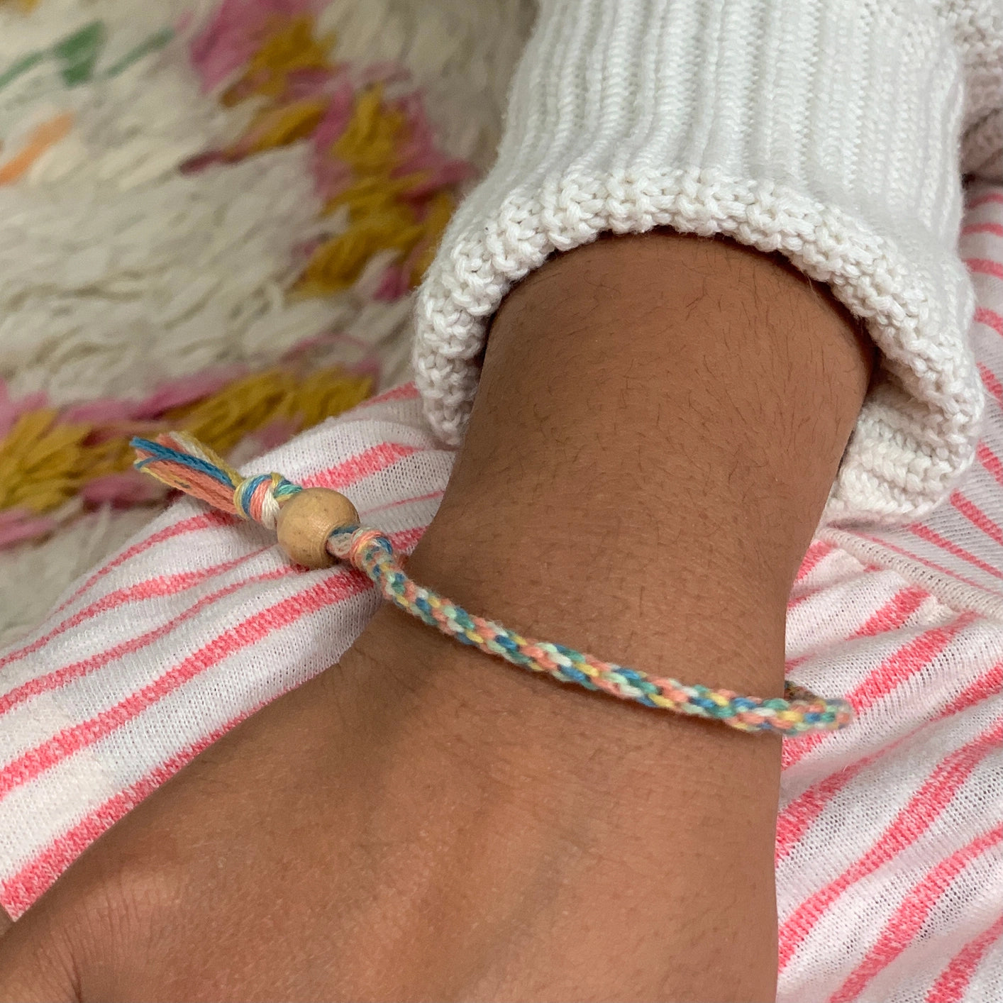 Sustainable friendship bracelet making set with colourful threads and wooden beads.