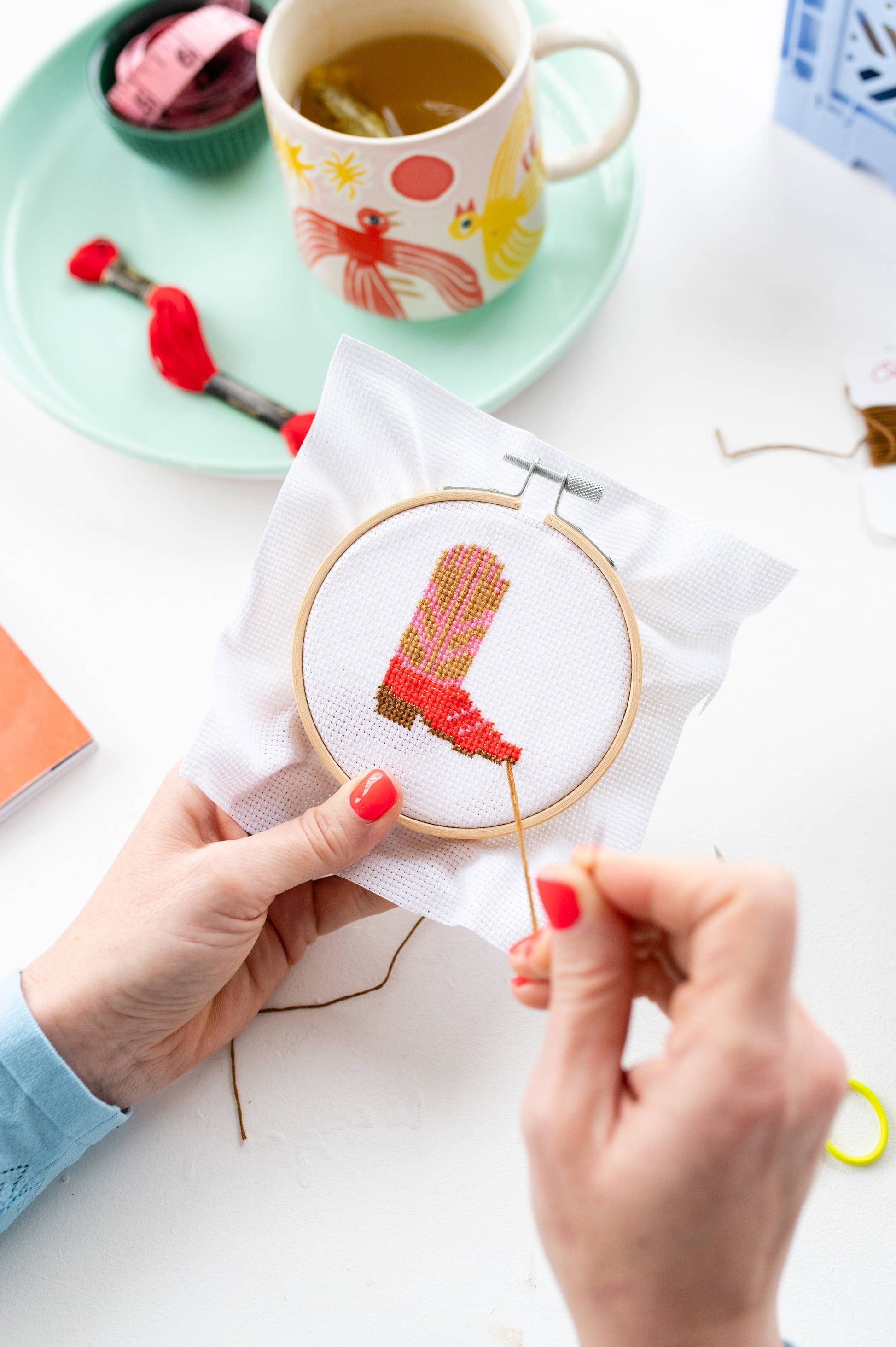 Step-by-step instructions for Western cross stitch kit