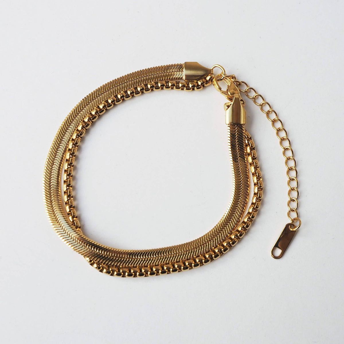 Tarnish resistant 18K gold plated bracelet detail view