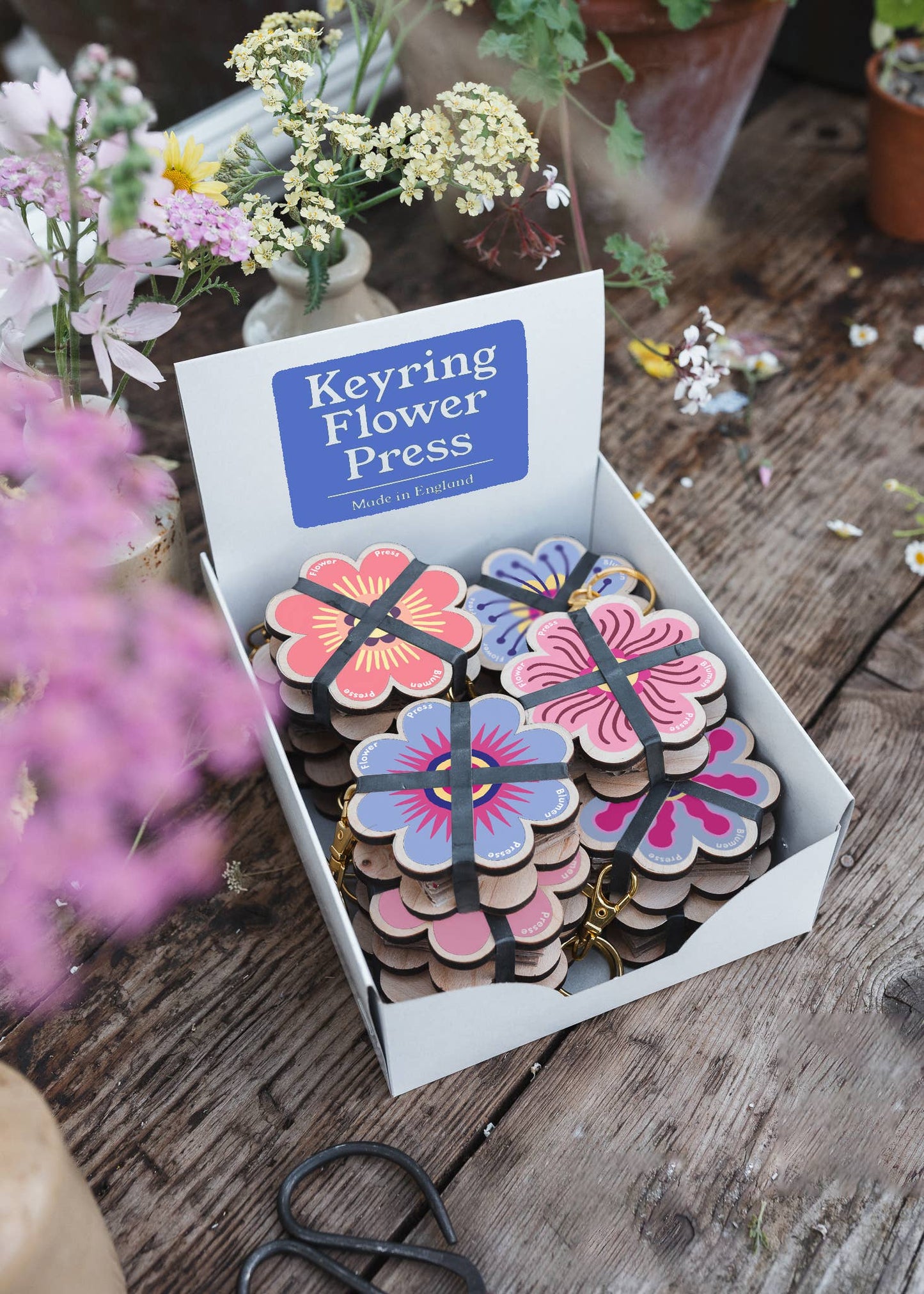 Keyring flower press with pink and blue designs by Studio Wald, compact and sustainably made.