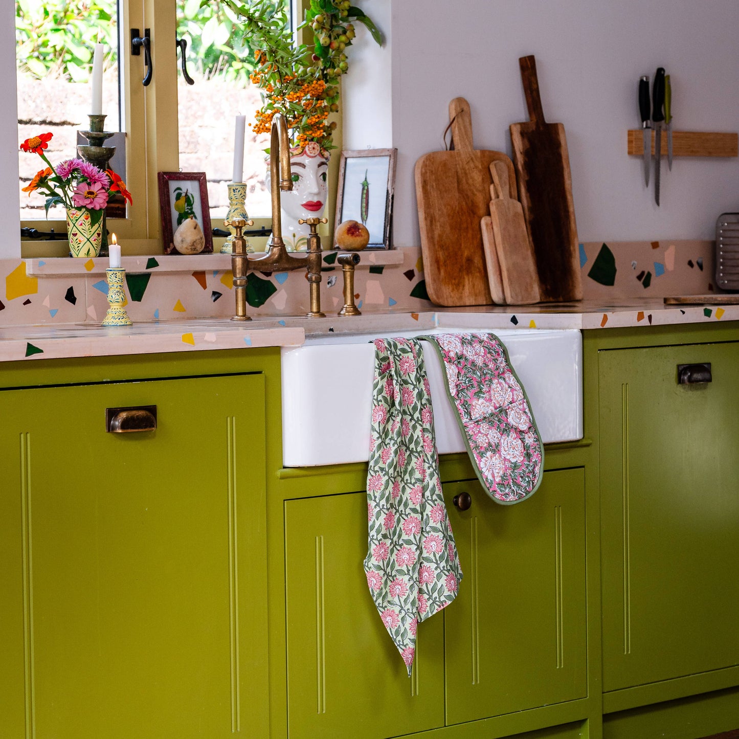 Eco-friendly floral tea towel for kitchen
