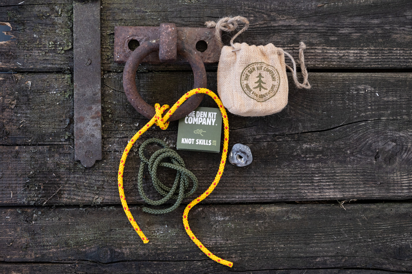 Shows what's in the knot making kit. Learn an essential life skill with the Knots Skills Mini Kit, perfect for young explorers. The kit include two lengths of cordage to practice on, a handy guide to six of the most important knots, and a compact bag to keep everything organised.