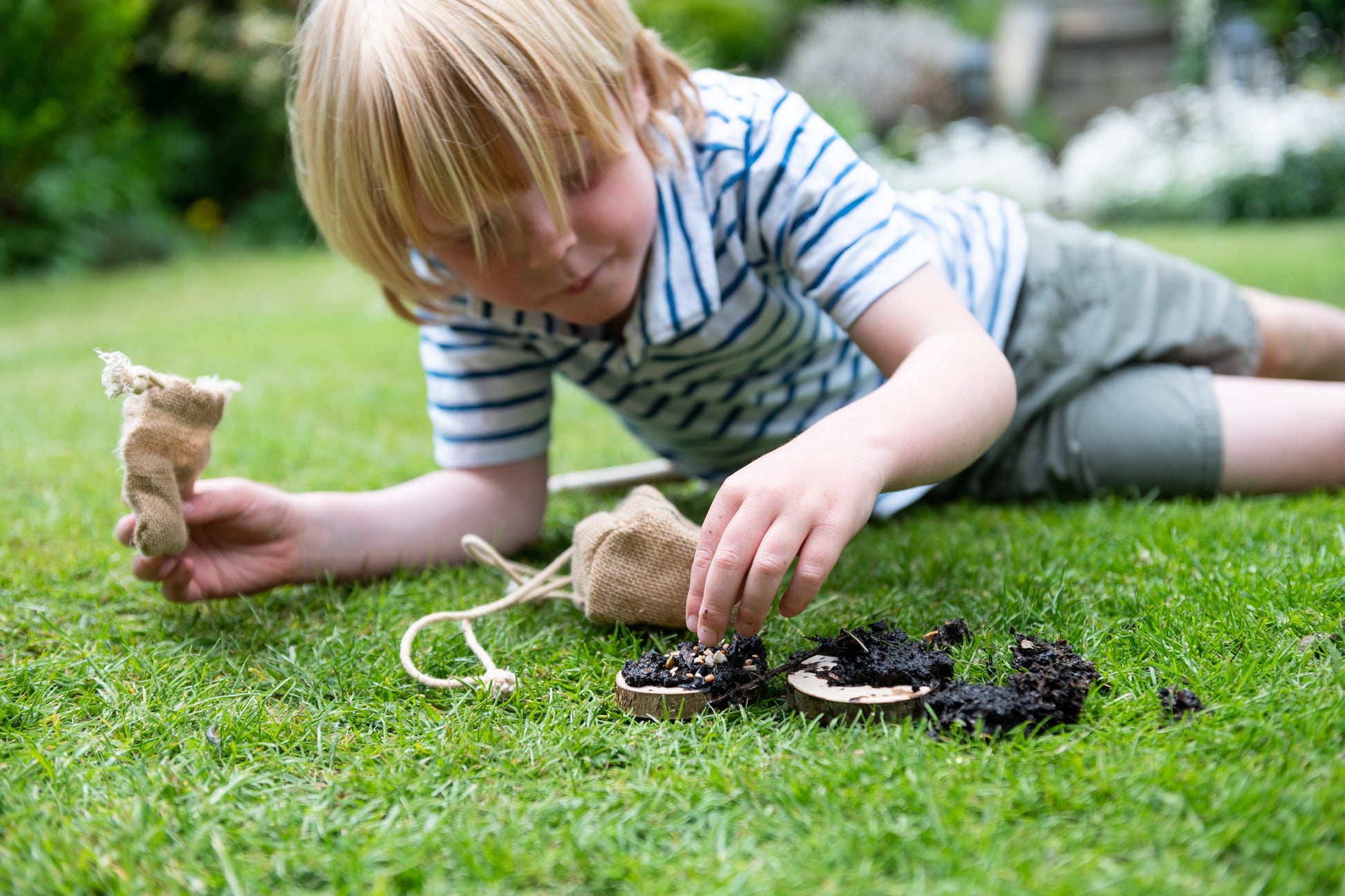 Mini Make a Pizza for the Birds Kit with wooden disk pizza bases, mini sack of mixed bird seed, and illustrated British garden bird spotter card.