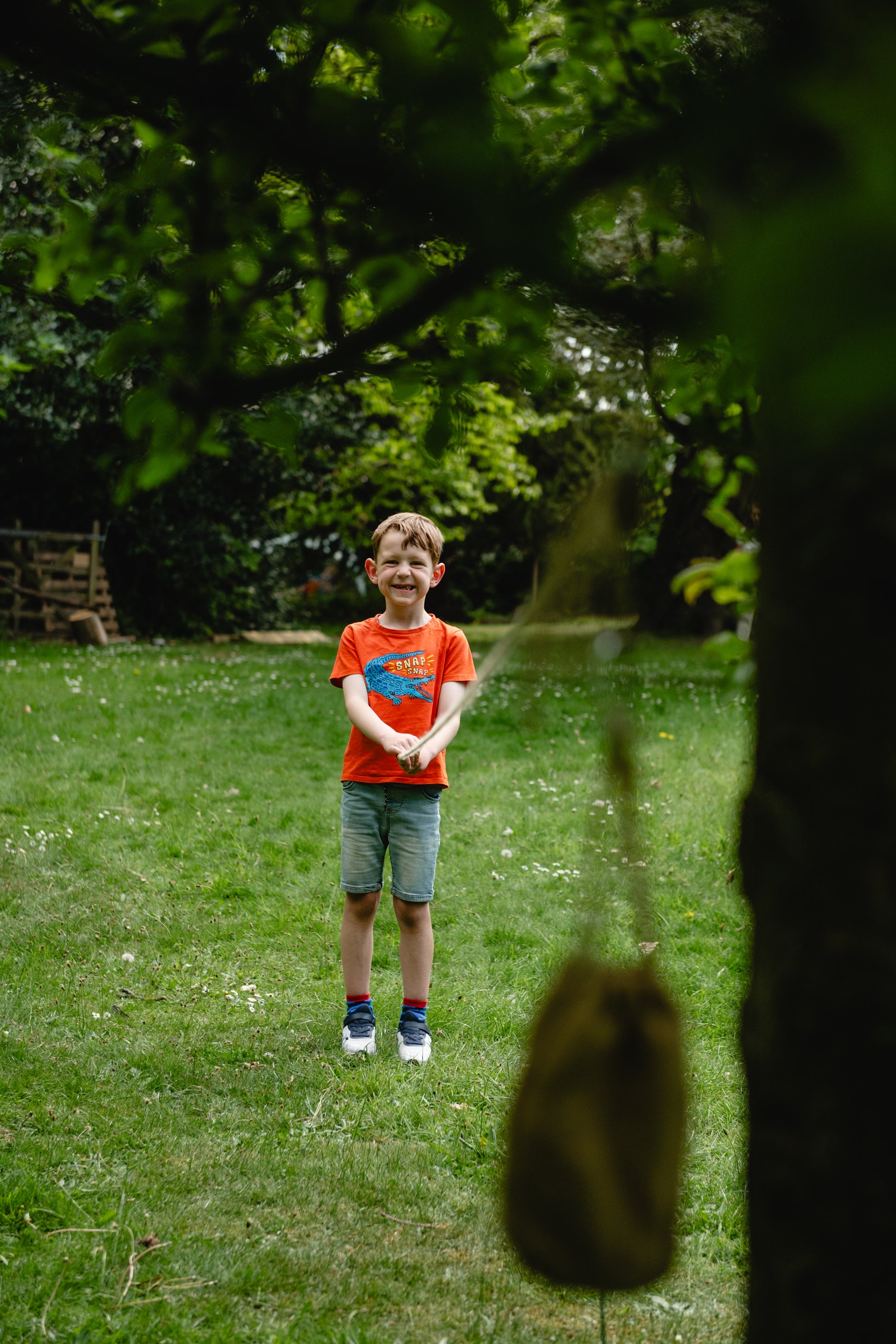 Mini Pulley Kit with carabiner, pulley, rope, and illustrated guide, packed in natural jute drawstring bag for hands-on STEM play.