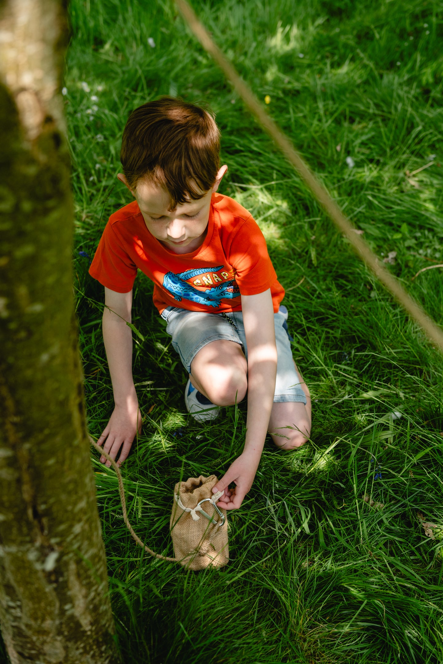 Mini Pulley Kit with carabiner, pulley, rope, and illustrated guide, packed in natural jute drawstring bag for hands-on STEM play.