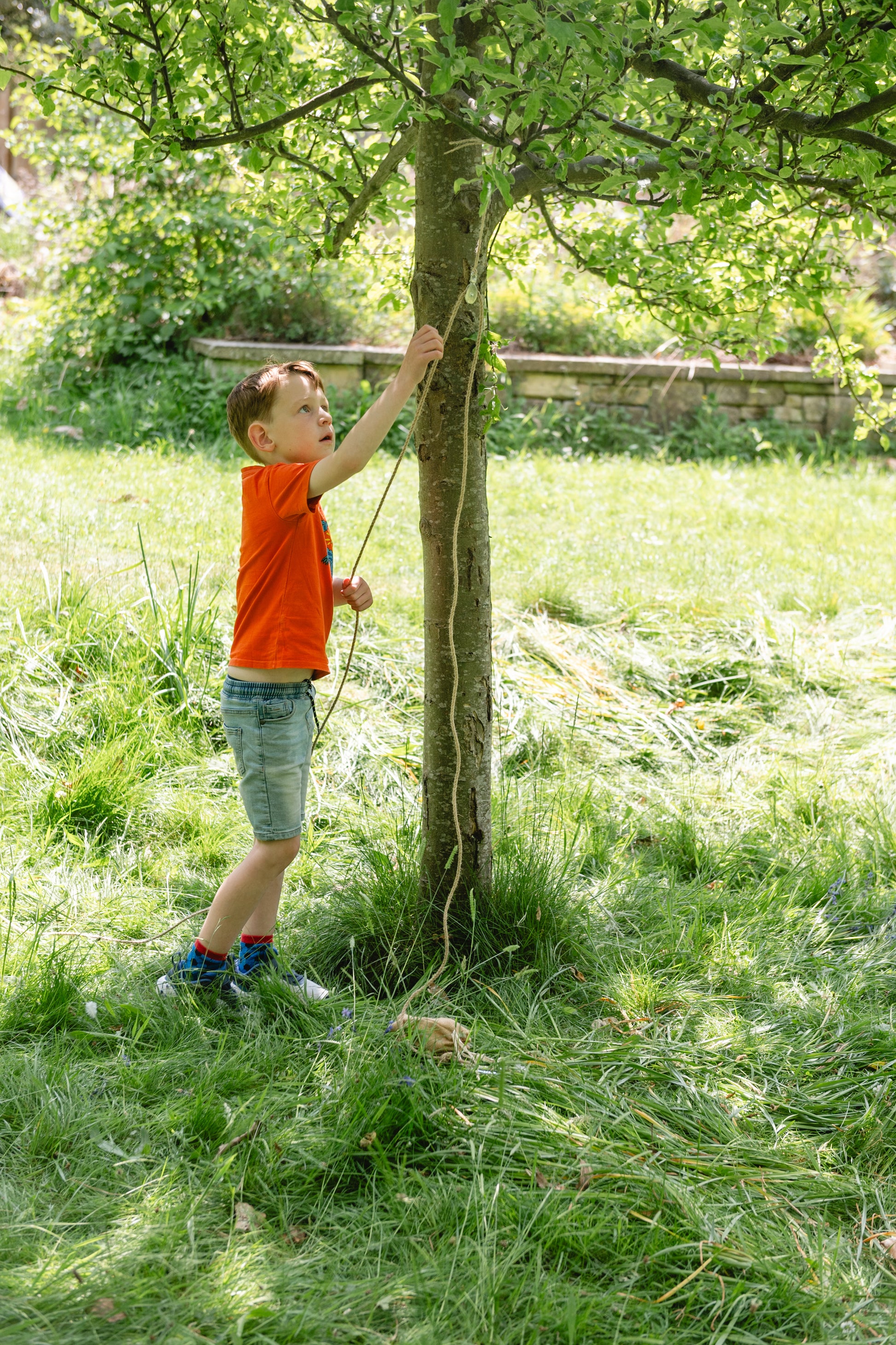 Mini Pulley Kit with carabiner, pulley, rope, and illustrated guide, packed in natural jute drawstring bag for hands-on STEM play.