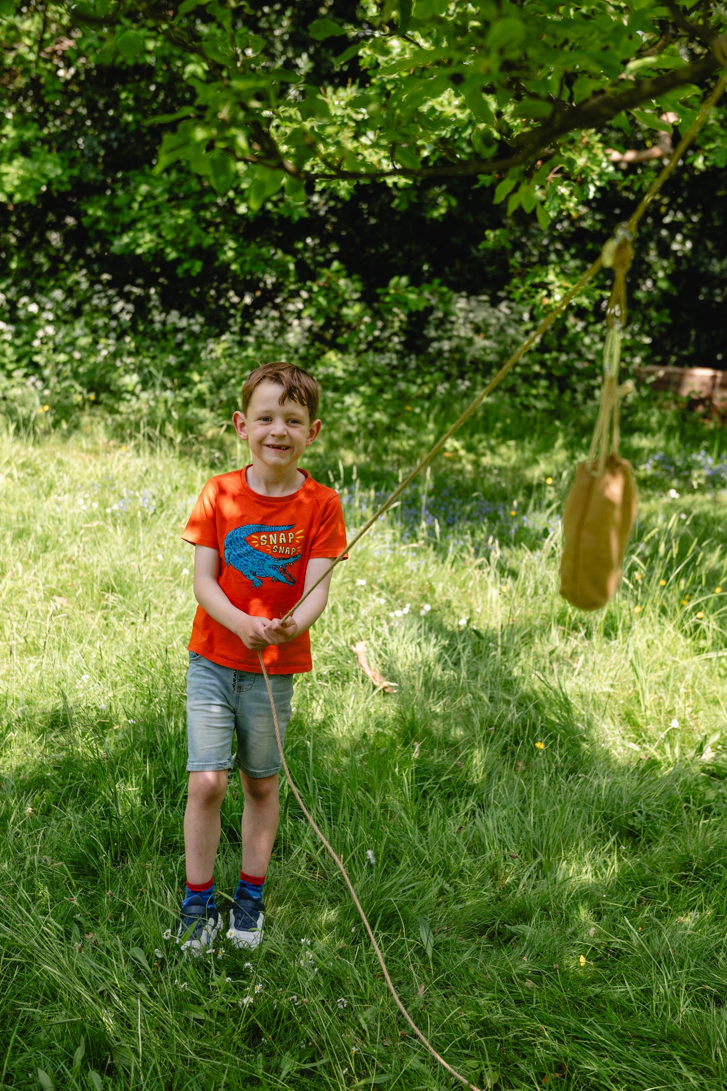 Mini Pulley Kit with carabiner, pulley, rope, and illustrated guide, packed in natural jute drawstring bag for hands-on STEM play.