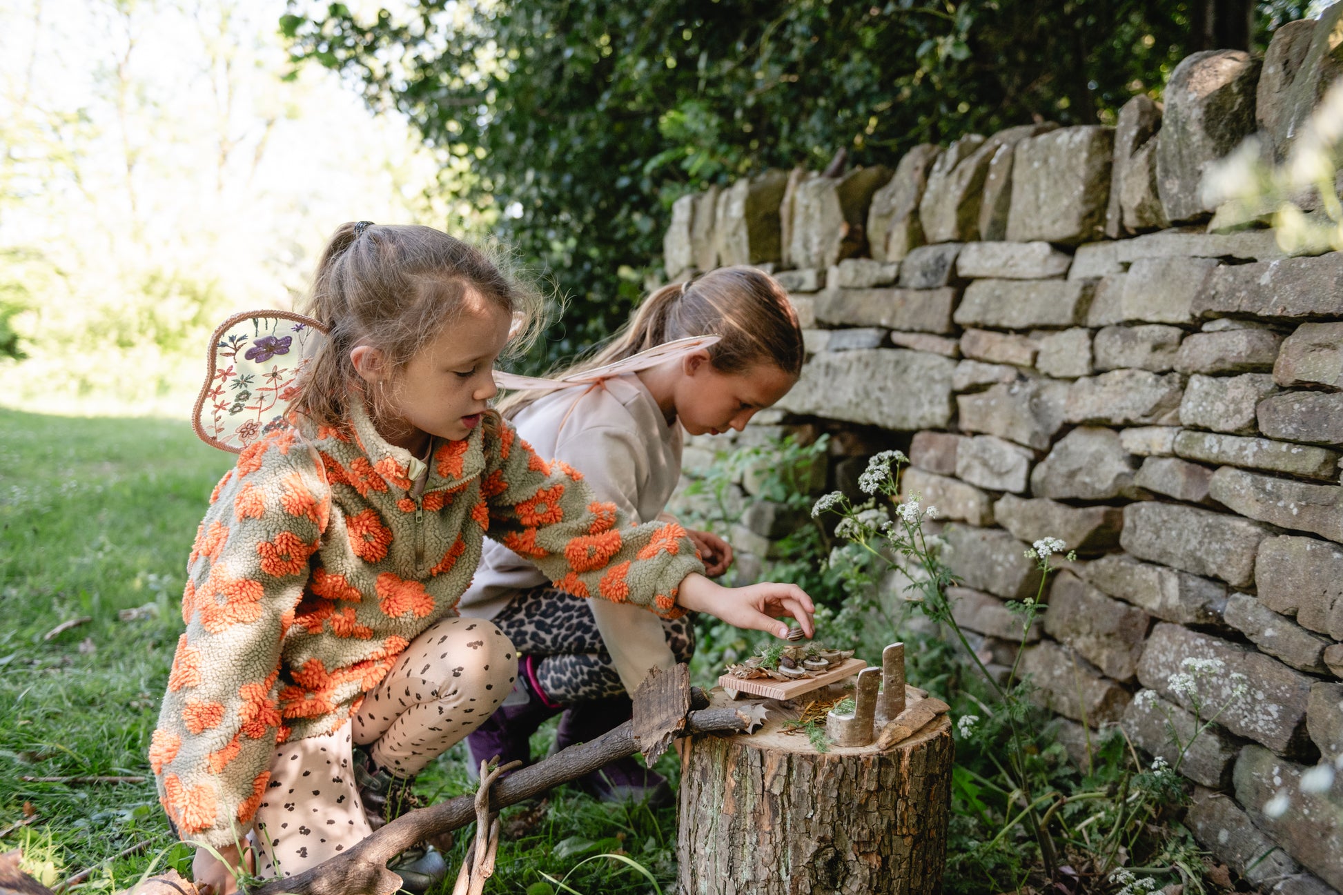 Fairy Garden Kit with UK-grown wooden thrones, stools, tabletop, jute pouches, beach pebbles, wooden plates, Fairies Welcome sign, all stored in natural jute bag.