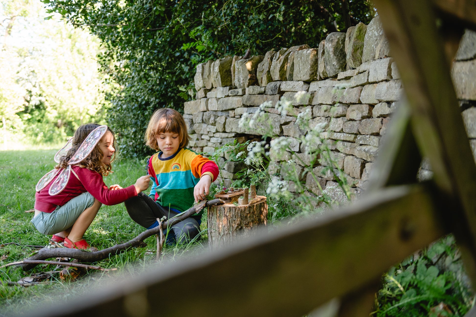Fairy Garden Kit with UK-grown wooden thrones, stools, tabletop, jute pouches, beach pebbles, wooden plates, Fairies Welcome sign, all stored in natural jute bag.