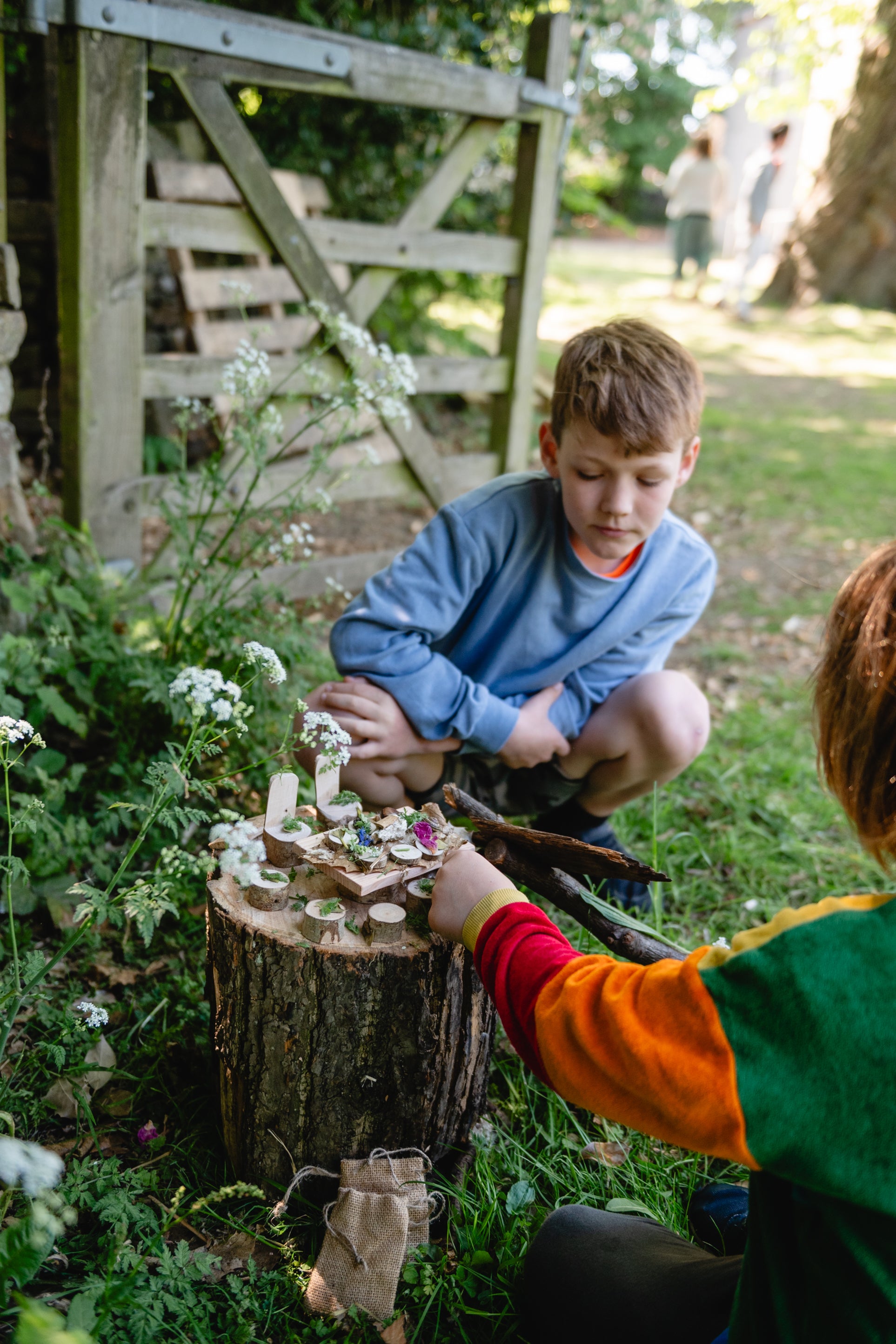 Fairy Garden Kit with UK-grown wooden thrones, stools, tabletop, jute pouches, beach pebbles, wooden plates, Fairies Welcome sign, all stored in natural jute bag.