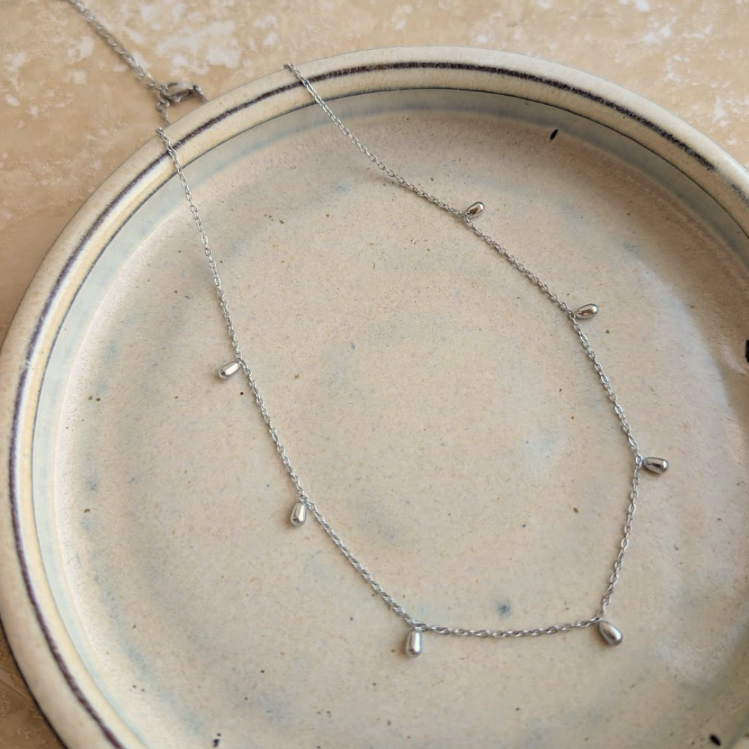 Detail of the hypoallergenic steel base silver droplet necklace