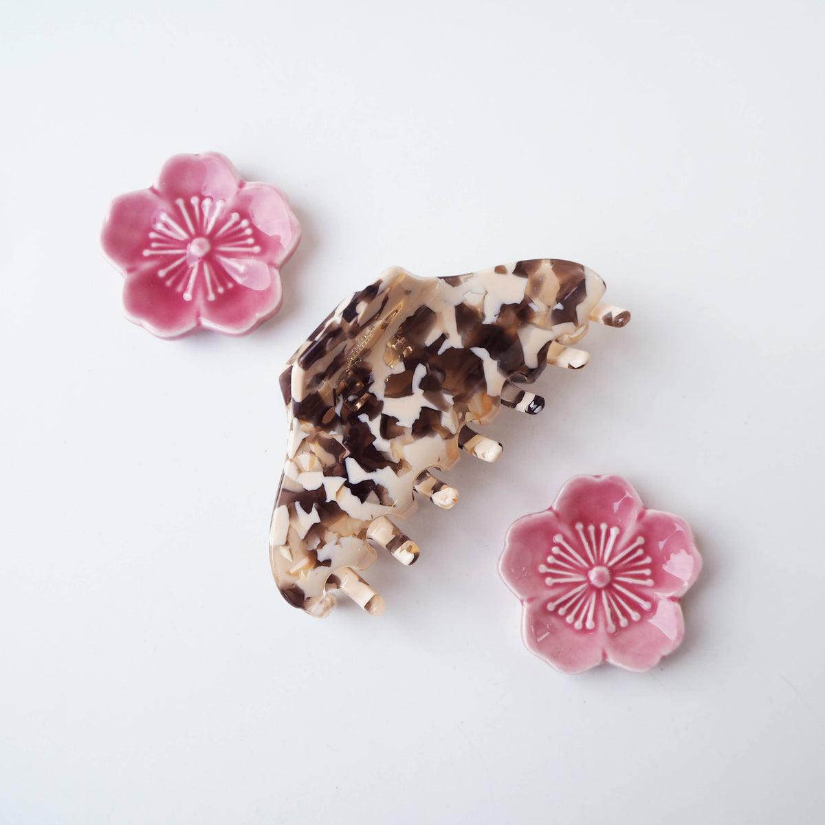 Side view of the Missy Conch Shell hair claw clip