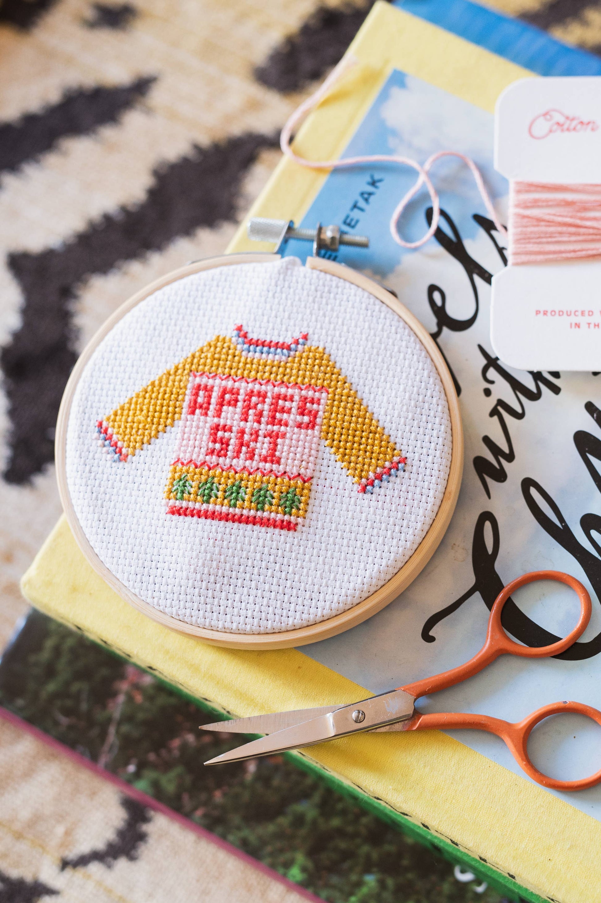This Apres Ski Christmas Jumper Cross Stitch kit is a fab mini cross stich featuring a yellow winter jumper with Christmas trees across the bottom and the words APRES SKI across the centre of the jumper.
