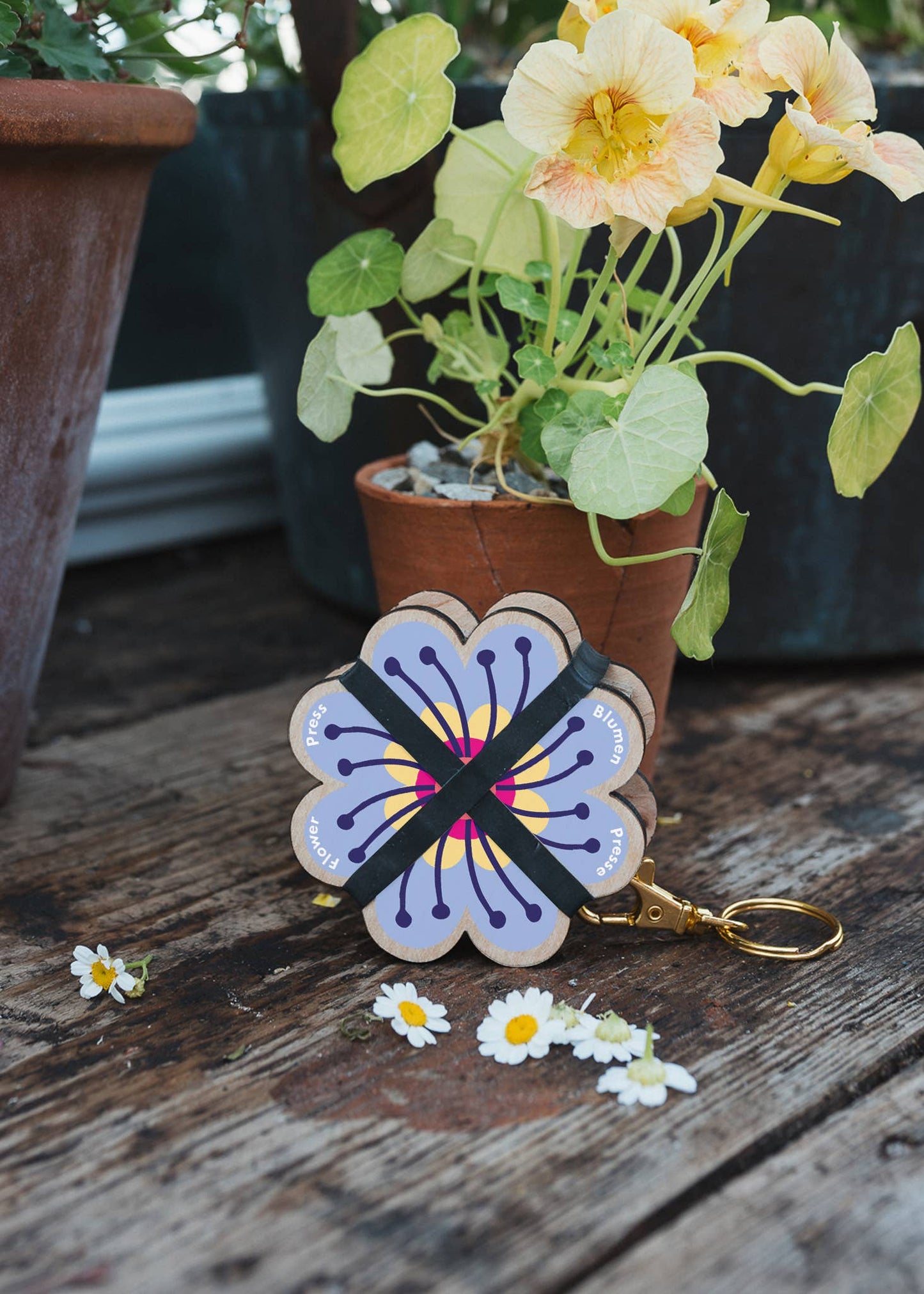 Keyring flower press with pink and blue designs by Studio Wald, compact and sustainably made.