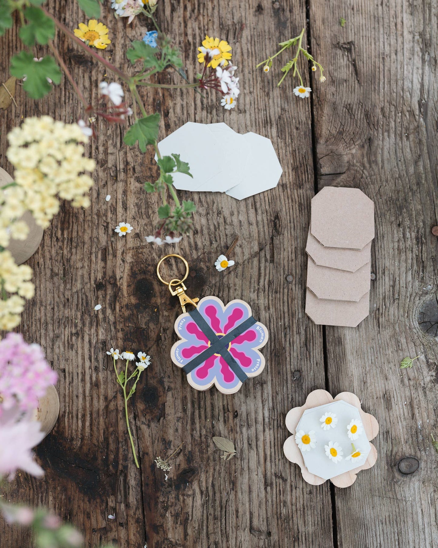 Keyring flower press with pink and blue designs by Studio Wald, compact and sustainably made.